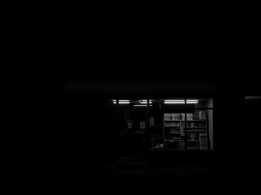 Commerce de proximité protégé contre l'intrusion la nuit